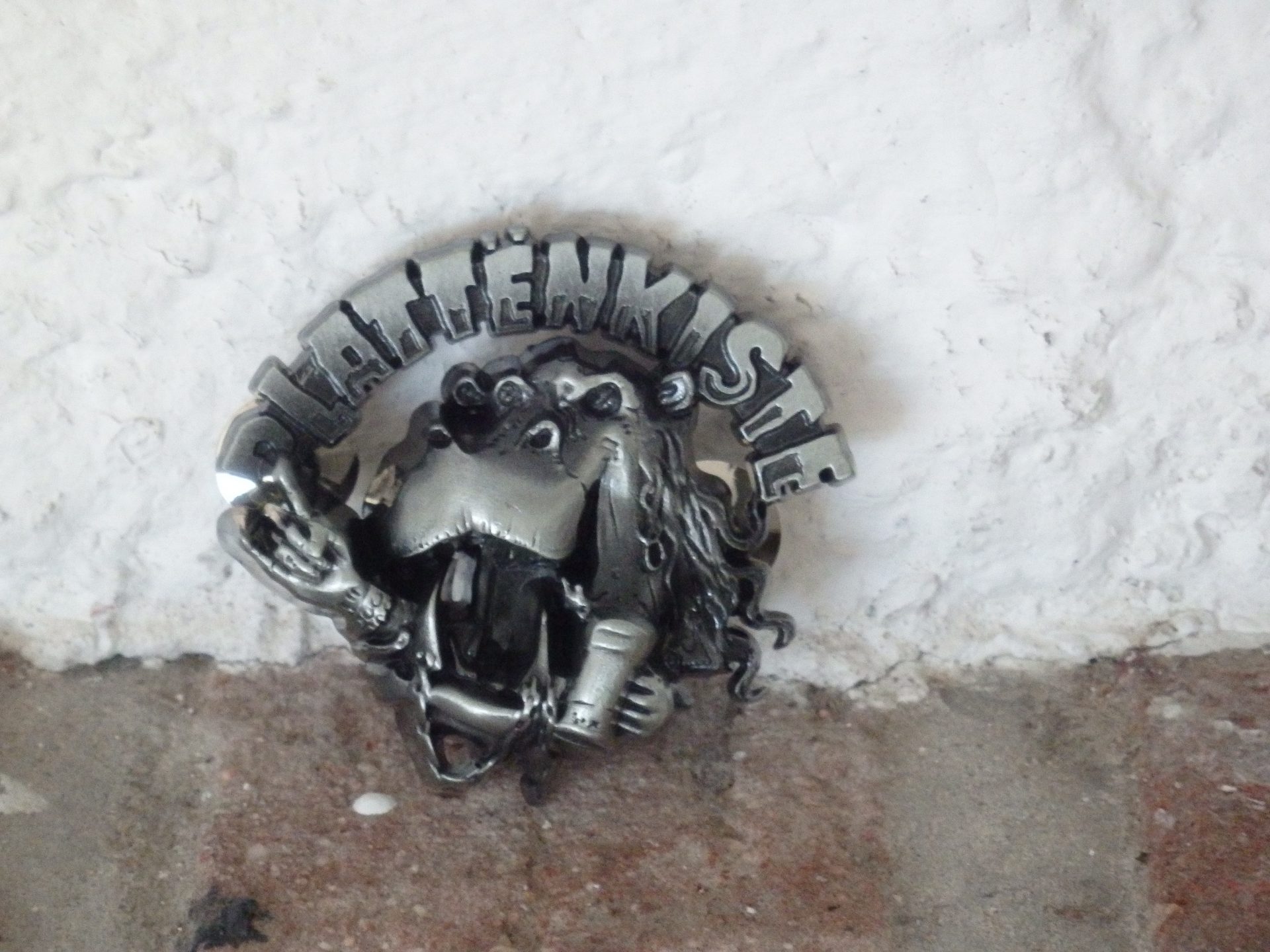 poser667-plattenkiste-3d-pin-macker-antik-silber image 4