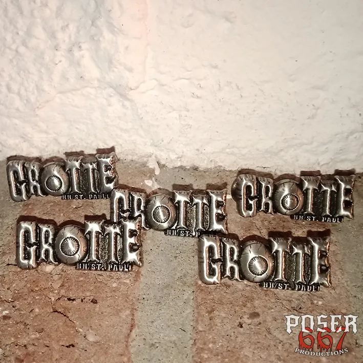 poser667-grotte-3d-metal-pin-rockbar-st-pauli image 1