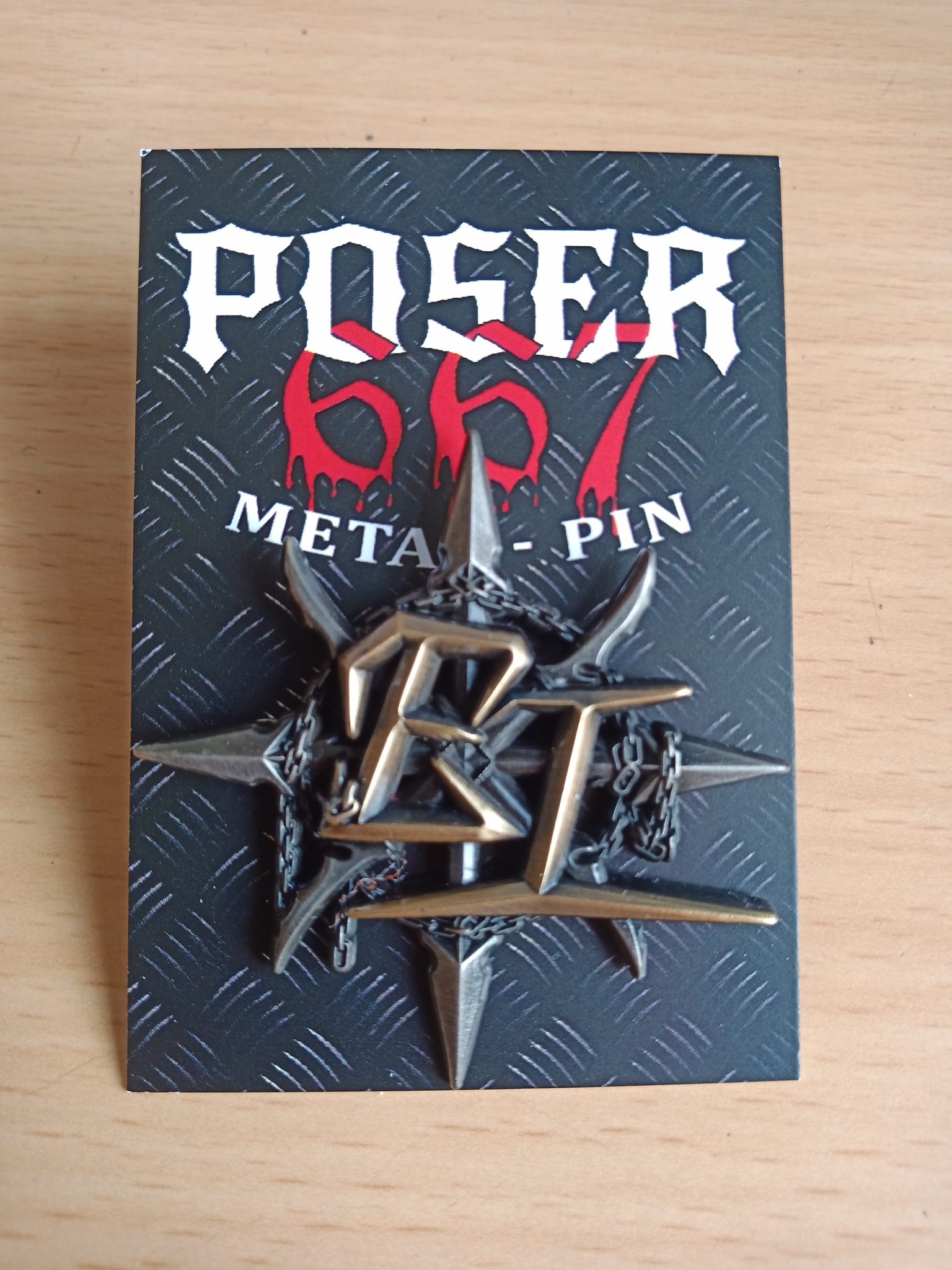 poser667-evil-invaders-icon-3d-pin-antiksilber-gold-5-cm image 3