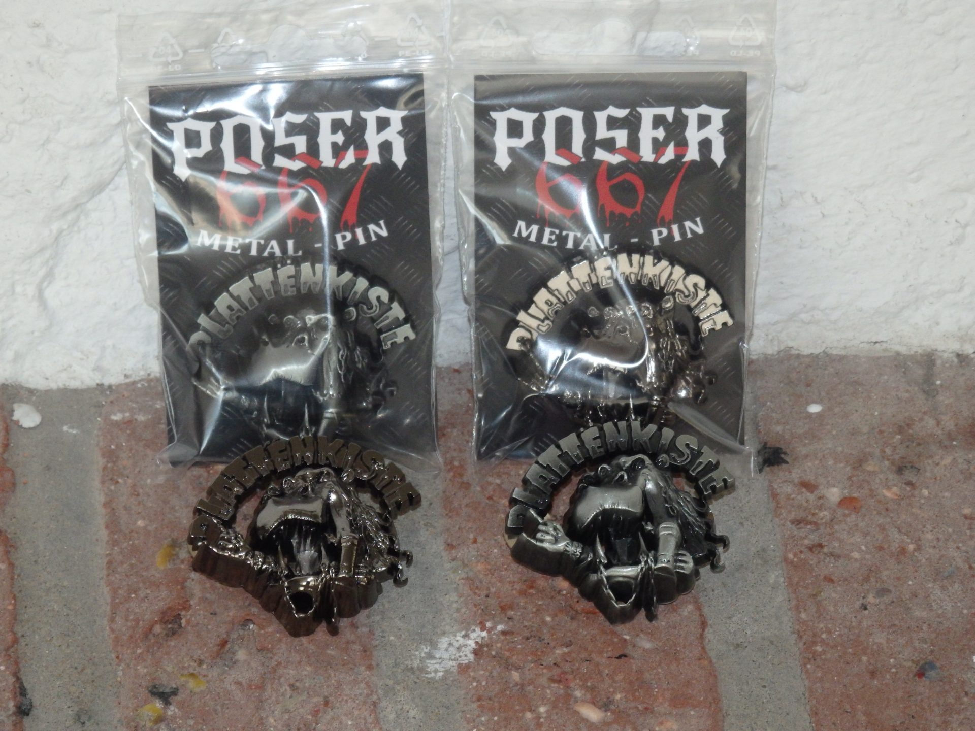 poser667-plattenkiste-3d-pin-macker-antik-silber image 5