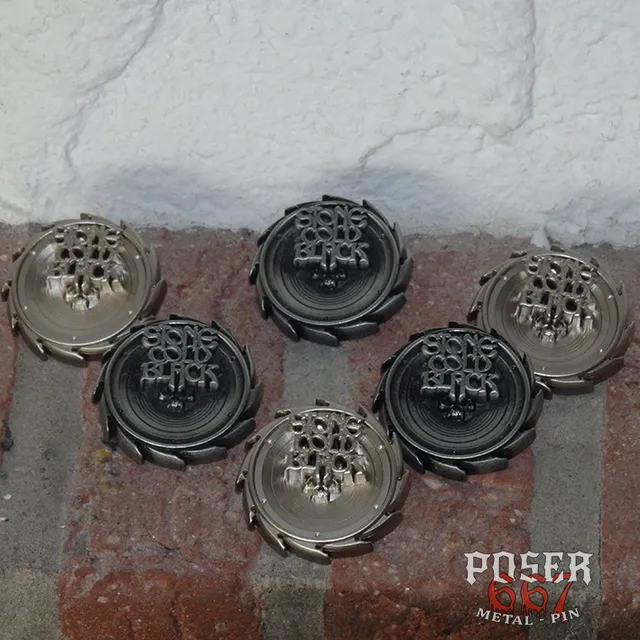 poser667-stone-cold-black-3d-metal-pin-antik-silber image 1