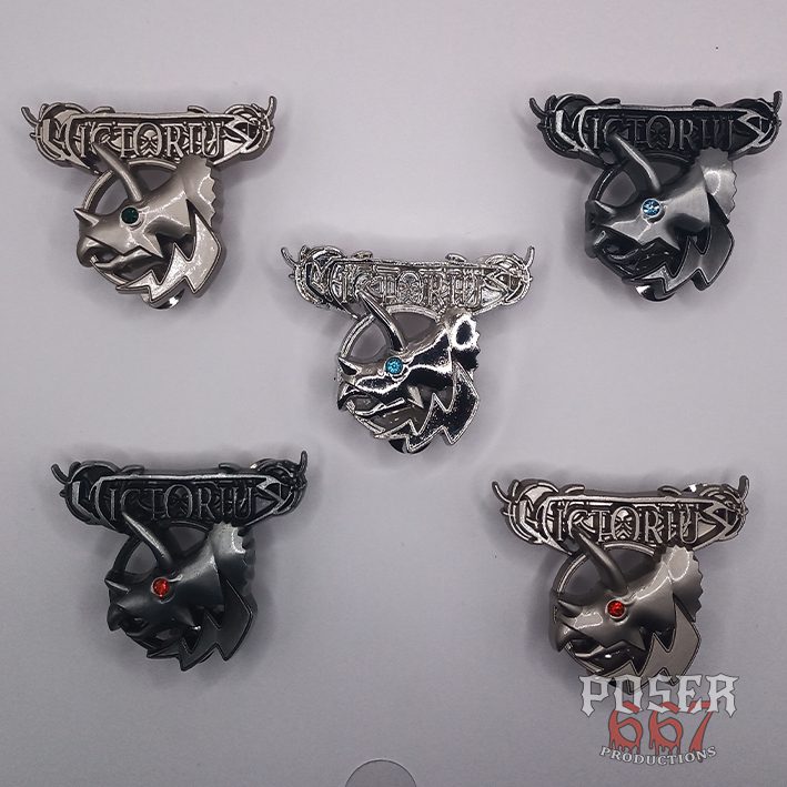 poser667-victorius-triceratops-3d-pin-antiksilber-rotes-auge image 3