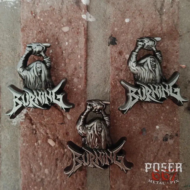 burning-chainsaw-zombie-3d-pin-antik-silber-5-cm image 1