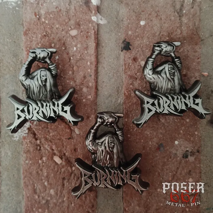 burning-chainsaw-zombie-3d-pin-antik-silber-5-cm image 1