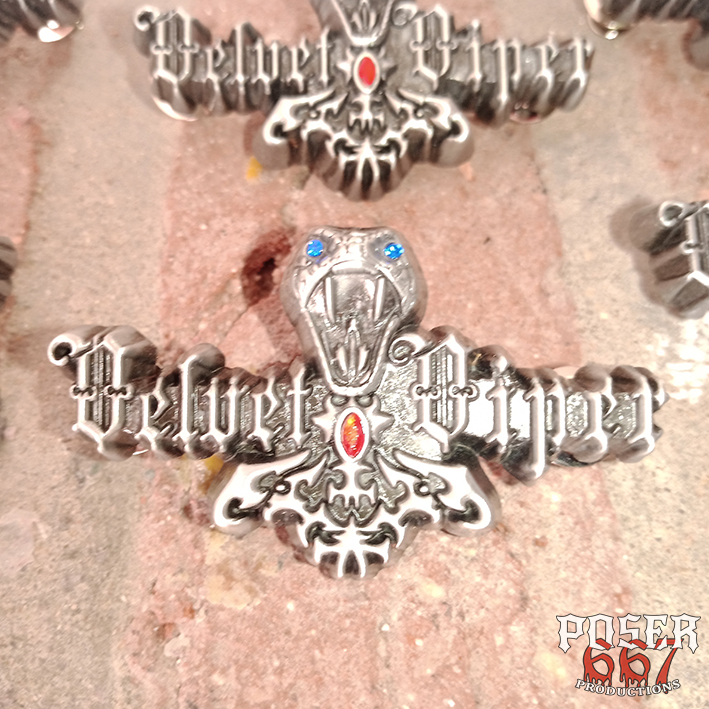 poser667-velvet-viper-3d-pin-anstecker-mit-strassstein image 5