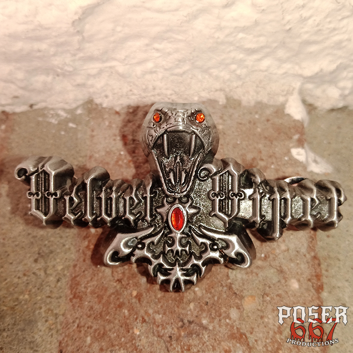 poser667-velvet-viper-3d-pin-anstecker-mit-strassstein image 2