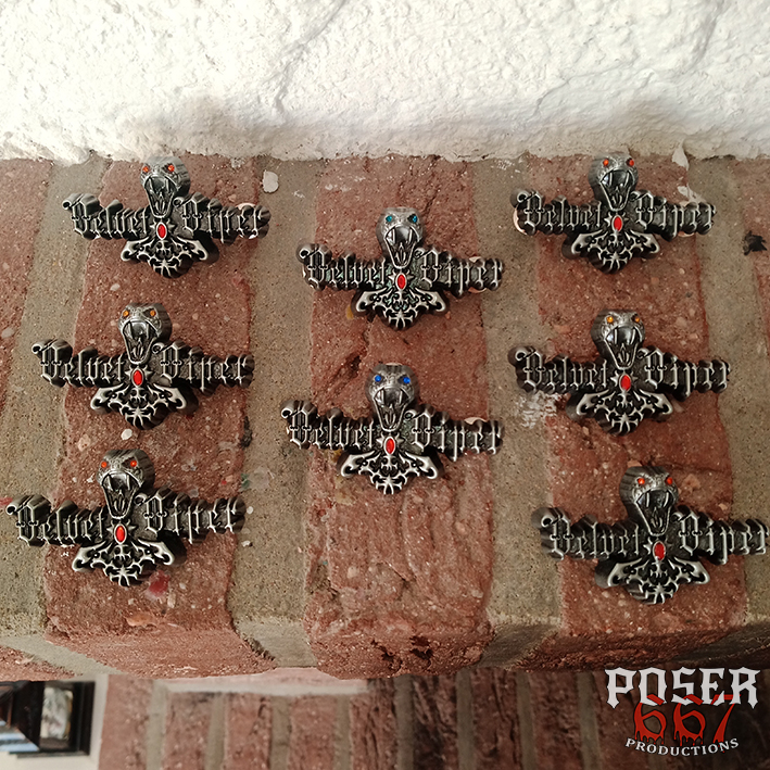 poser667-velvet-viper-3d-pin-anstecker-mit-strassstein image 6