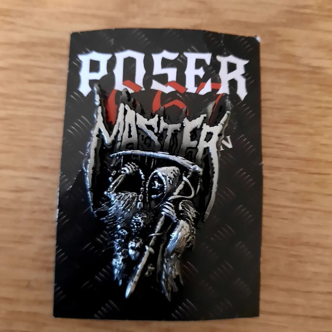 poser667-master-riddick-3d-pin-antik-silber-5-cm image 3