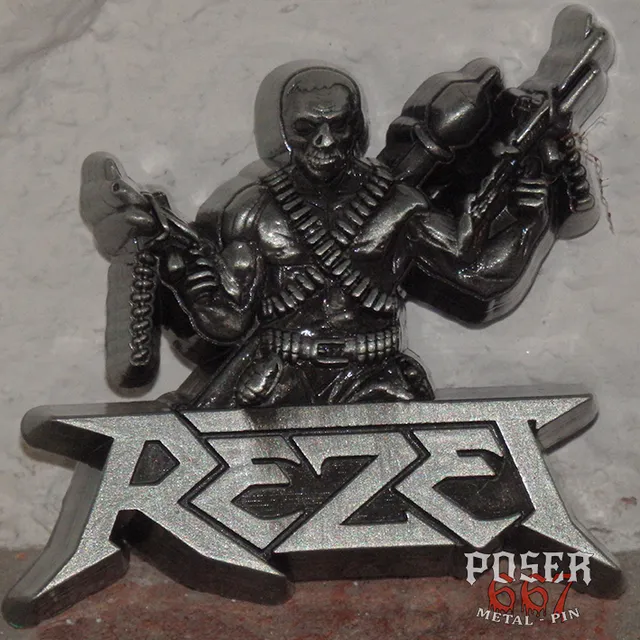 poser667-rezet-3d-metal-pin-f-r-kutte-5-cm image 1