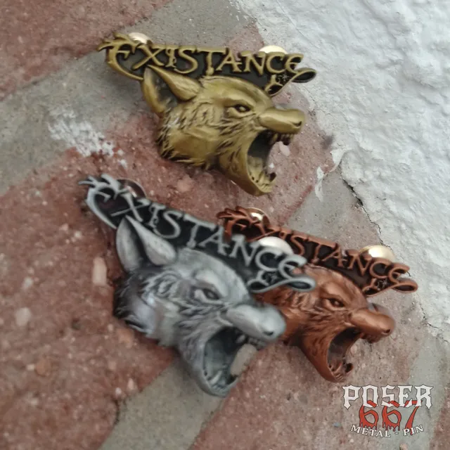 existance-wolf-attack-3d-pin-anstecker-antik-silber-5-cm image 1
